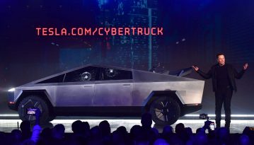 Під час демонстрації міцності Tesla Cybertruck в авто розбили броньоване вікно