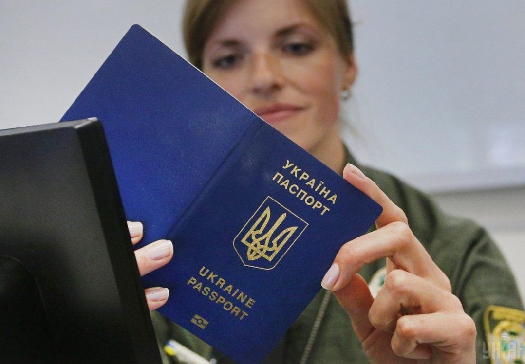 МВС дозволило фотографуватися на паспорт у головному уборі