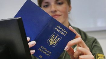 МВС дозволило фотографуватися на паспорт у головному уборі