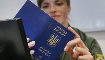 МВС дозволило фотографуватися на паспорт у головному уборі