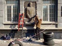 В Одесі знесли барельєф Жукову – там буде згадка про загиблих на Донбасі. Труханов та «слуги народу» незадоволені
