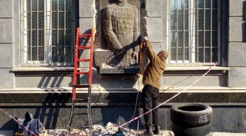 В Одесі знесли барельєф Жукову – там буде згадка про загиблих на Донбасі. Труханов та «слуги народу» незадоволені