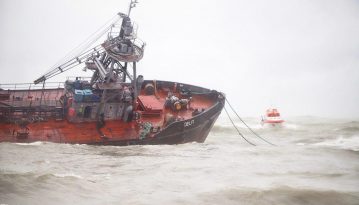 Танкер біля Одеси перевернувся: почалась примусова евакуація моряків