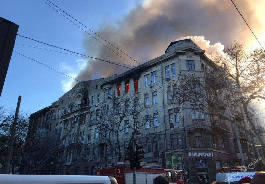 В Одесі палає пам'ятка архітектури: кількість постраждалих зростає
