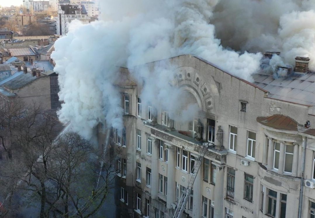 Поліція розглядає дві версії пожежі в Одесі: можливий навмисний підпал