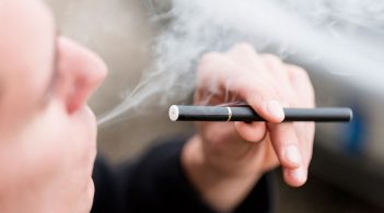 Уряд законодавчо прирівняв електронні сигарети до звичайних тютюнових