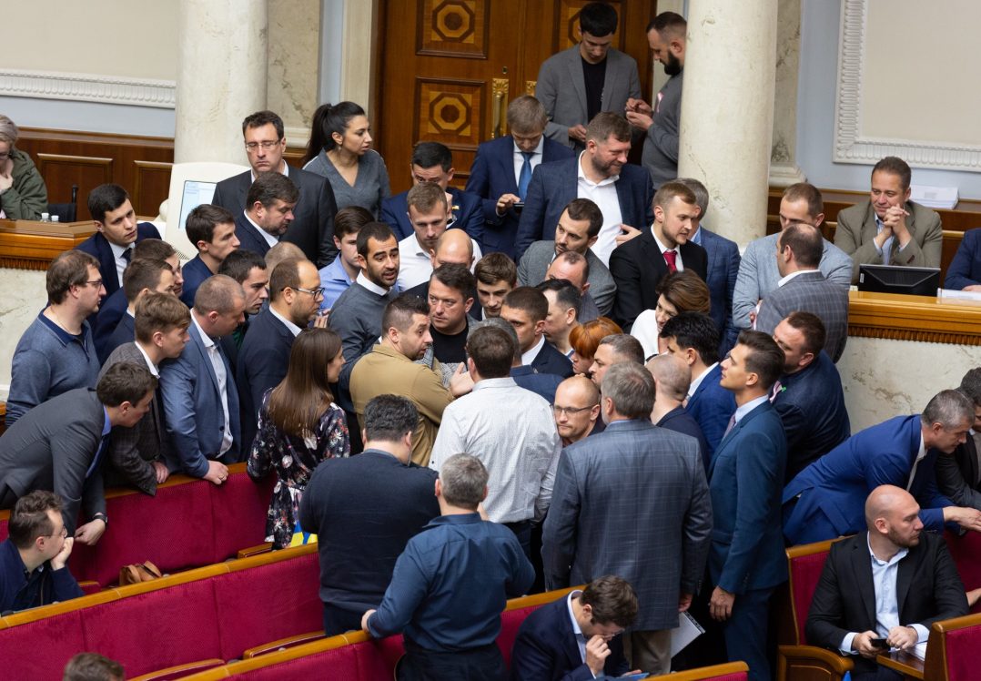 Щось не поділили: у Раді вперше побилися депутати від «Слуги народу»