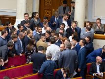 Щось не поділили: у Раді вперше побилися депутати від «Слуги народу»