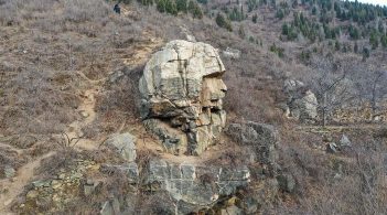 Археологи відшукали скелю віком 2,5 млрд років, подібну на сфінкса: її сформувала природа (фото)