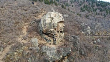 Археологи відшукали скелю віком 2,5 млрд років, подібну на сфінкса: її сформувала природа (фото)