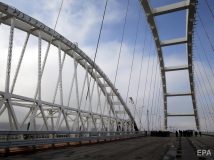 РФ завершила будівництво залізничної частини Кримського мосту на окупованому півострові