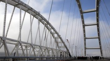 РФ завершила будівництво залізничної частини Кримського мосту на окупованому півострові