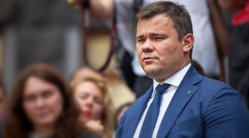 Богдан запевняє, що акції на Банковій заважали перемовинам в Парижі