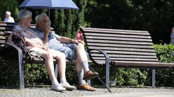 Франція підвищила пенсійний вік до 64 років попри масові протести в країні