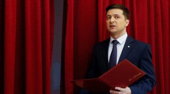 Зеленський прийшов на концерт «Кварталу». Йому заспівали пісню про посадки