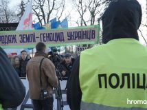 Під Радою зібрався мітинг проти запровадження ринку землі