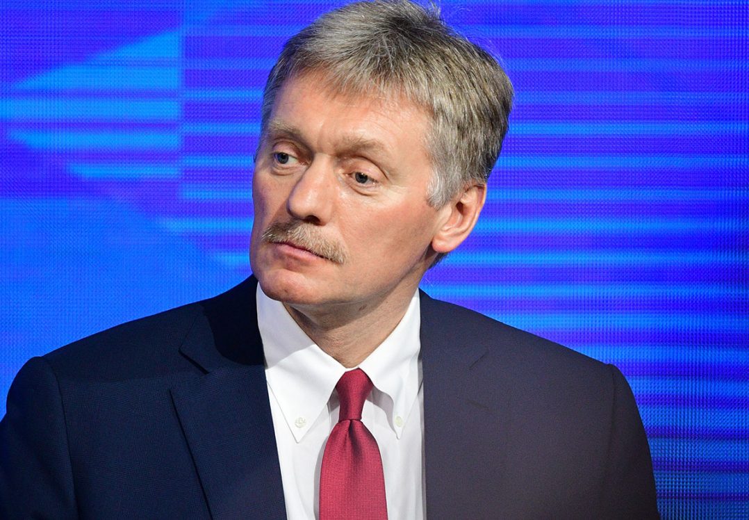 У Кремлі порадили Зеленському «не піднімати питання Криму», тиснучи руку Путіну