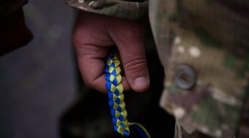 На Донбасі поранено українського бійця