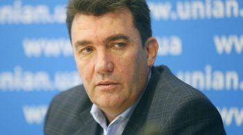 Ураження літака ракетою є однією з версій – Данилов про розслідування авіакатастрофи