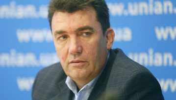 Ураження літака ракетою є однією з версій – Данилов про розслідування авіакатастрофи