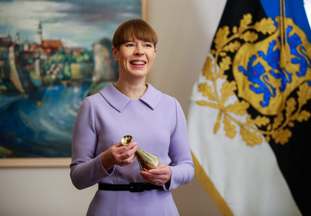 Президентка Естонії повернула росіянам пляшку кримського шампанського