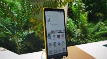 У Китаї представили перший у світі смартфон із кольоровим дисплеєм на електронному чорнилі