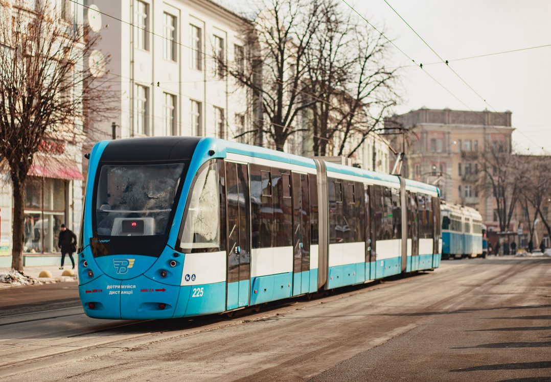 Лише у навушниках: нардепи хочуть заборонити фільми та музику в громадському транспорті