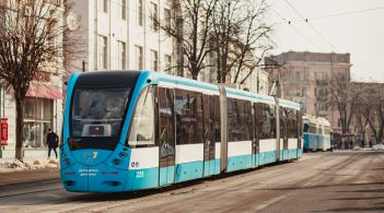 Лише у навушниках: нардепи хочуть заборонити фільми та музику в громадському транспорті