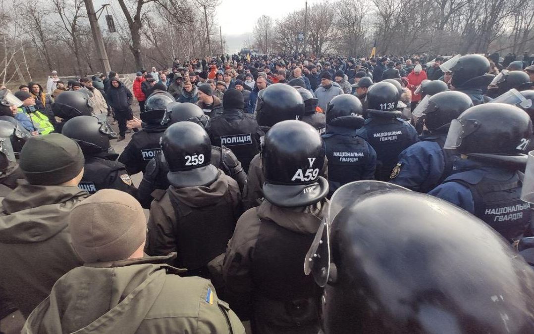 Струси мозку та накладені шви: у МВС розповіли про стан правоохоронців після сутичок у Нових Санжарах