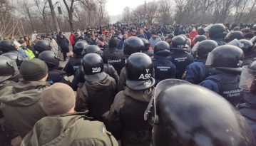 Струси мозку та накладені шви: у МВС розповіли про стан правоохоронців після сутичок у Нових Санжарах