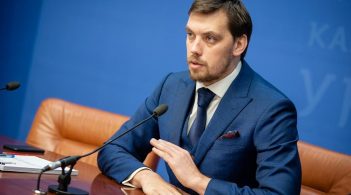 Прем’єр-міністр України Олексій Гончарук прокоментував повідомлення ЗМІ про його ймовірну відставку і призначення головою уряду Сергія Тігіпка.