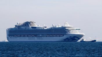 Українці, які заразилися коронавірусом на лайнері Diamond Princess, досі в лікарні