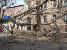 Зірвані дахи та смерть людини: рятувальники озвучили наслідки негоди в Україні