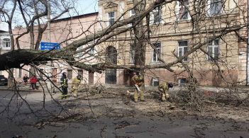 Зірвані дахи та смерть людини: рятувальники озвучили наслідки негоди в Україні