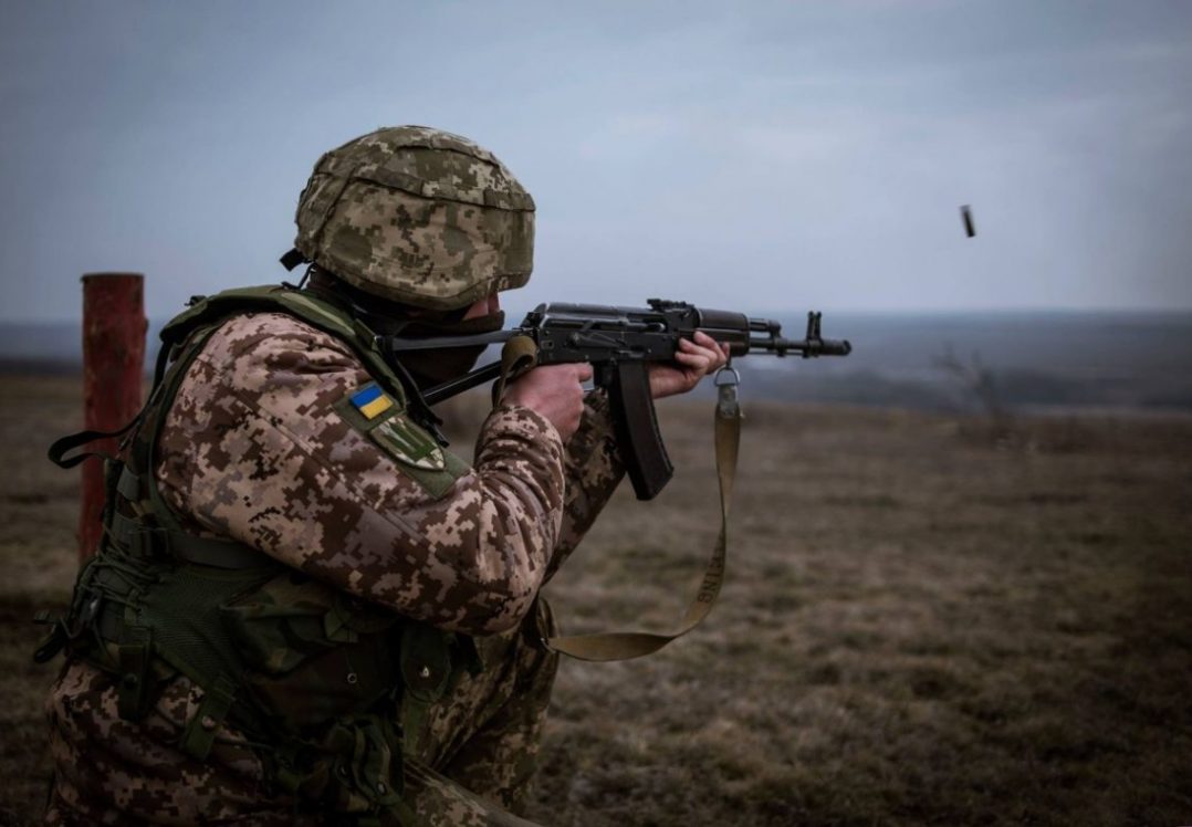 Від початку доби на Донбасі поранено одного українського військового