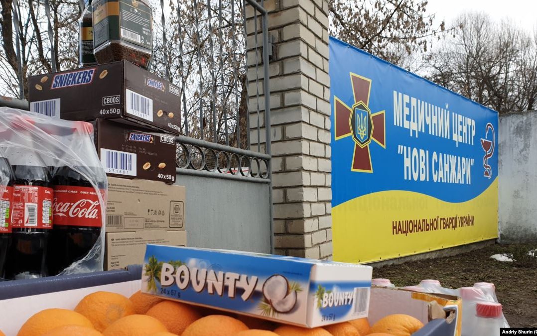 Переселенці з Донецька привезли продукти під санаторій у Нових Санжарах