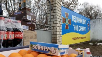 Переселенці з Донецька привезли продукти під санаторій у Нових Санжарах
