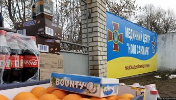Переселенці з Донецька привезли продукти під санаторій у Нових Санжарах