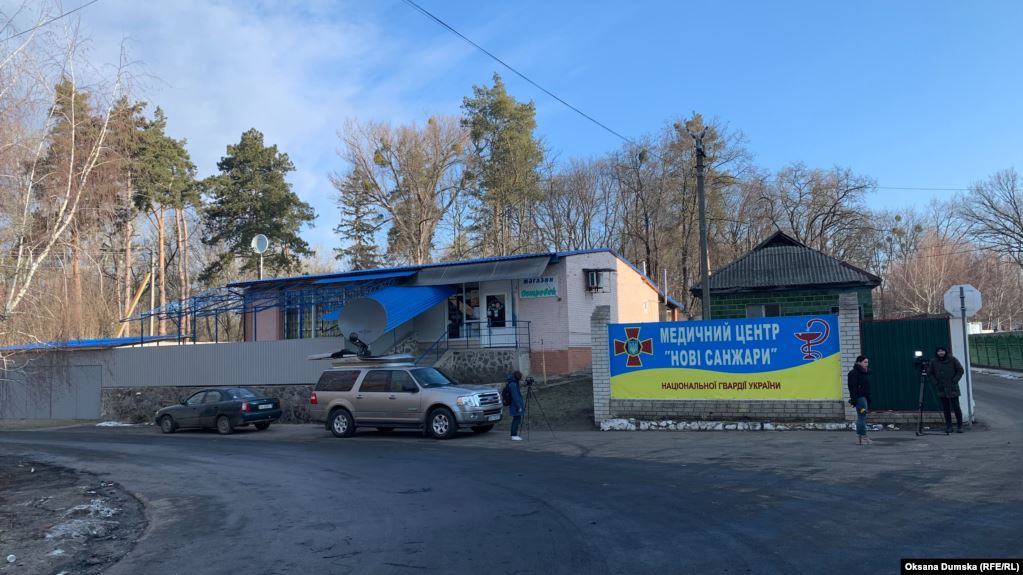 Нові Санжари: ситуація біля санаторію з евакуйованими з Китаю громадянами спокійна