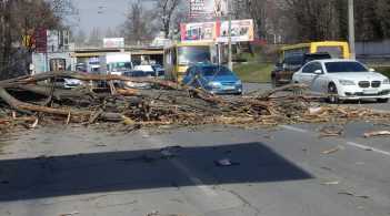 Зірвані дахи та загибель людини: на півдні країни вирує циклон Yulia (фото)