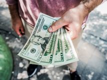За минулий рік українські заробітчани переказали з-за кордону 12 млрд доларів