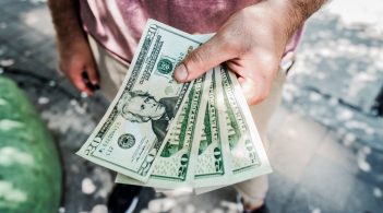 За минулий рік українські заробітчани переказали з-за кордону 12 млрд доларів