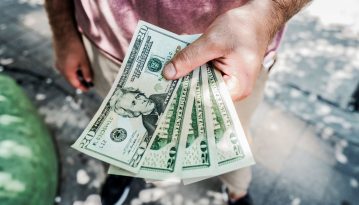 За минулий рік українські заробітчани переказали з-за кордону 12 млрд доларів