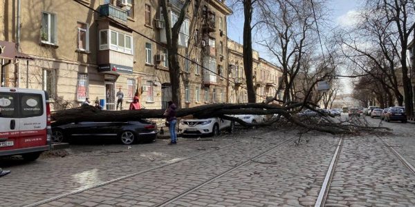 Зірвані дахи та загибель людини: на півдні країни вирує циклон Yulia (фото)