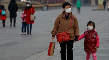 Китай дозволив здоровим людям виїжджати з ізольованого Уханя