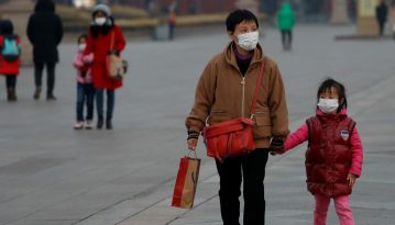 Китай дозволив здоровим людям виїжджати з ізольованого Уханя