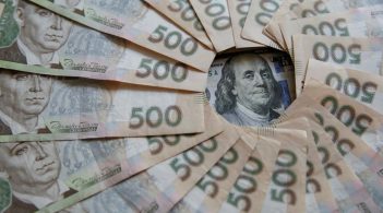 Нацбанк продав із резервів ще 200 млн доларів на підтримку гривні: паніка продовжується