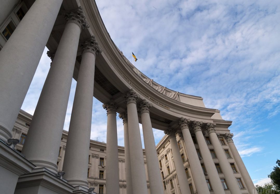 Українців, які досі не повернулися з-за кордону, закликають залишитися там