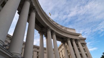 Українців, які досі не повернулися з-за кордону, закликають залишитися там