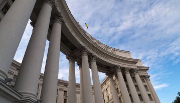 Українців, які досі не повернулися з-за кордону, закликають залишитися там